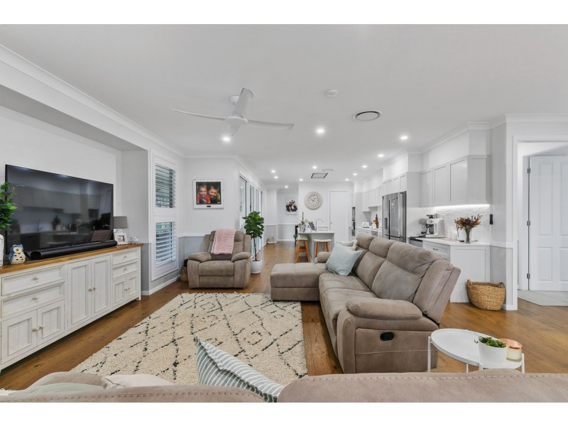 24 Sandy Cove Place, Redland Bay QLD 4165