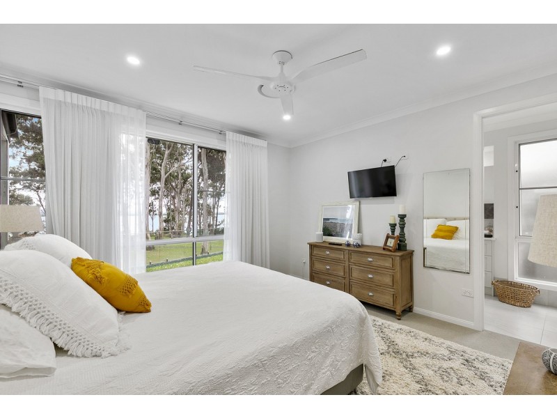 24 Sandy Cove Place, Redland Bay QLD 4165