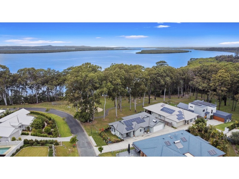 24 Sandy Cove Place, Redland Bay QLD 4165