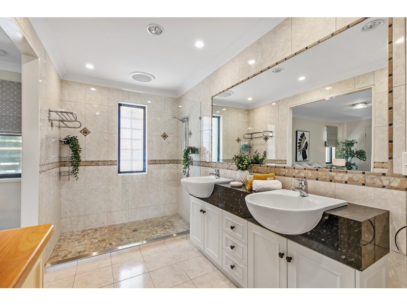 8 Seabrae Drive, Redland Bay QLD 4165