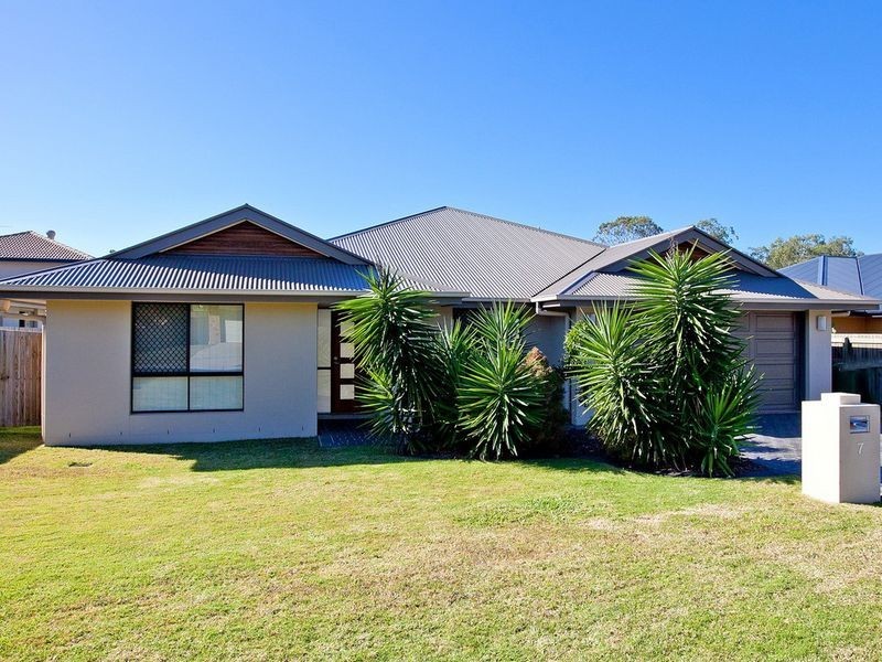 7 Mervyn Cres, Redland Bay QLD 4165