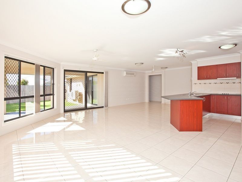 7 Mervyn Cres, Redland Bay QLD 4165