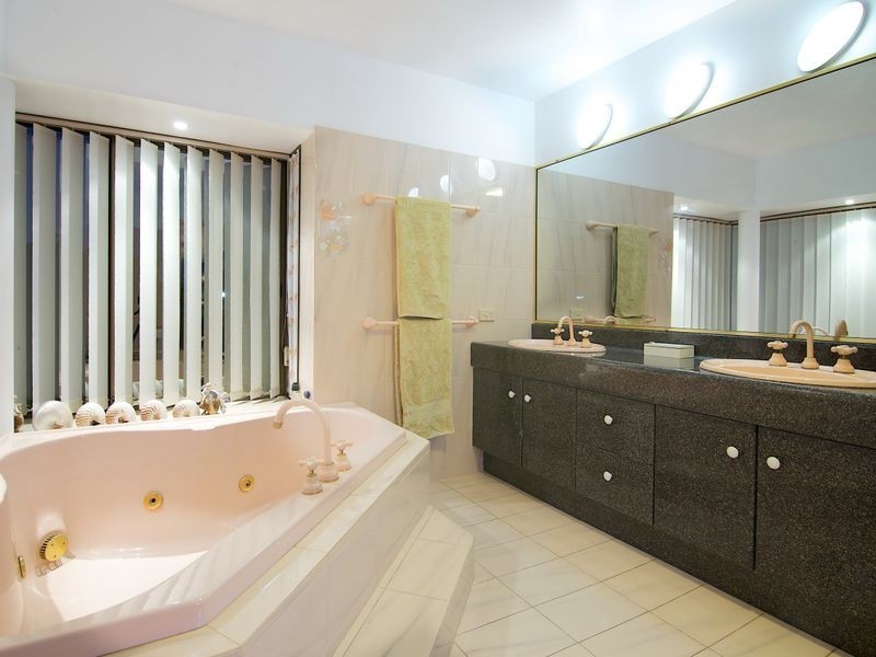 24 Mainroyal Court, Raby Bay QLD 4163