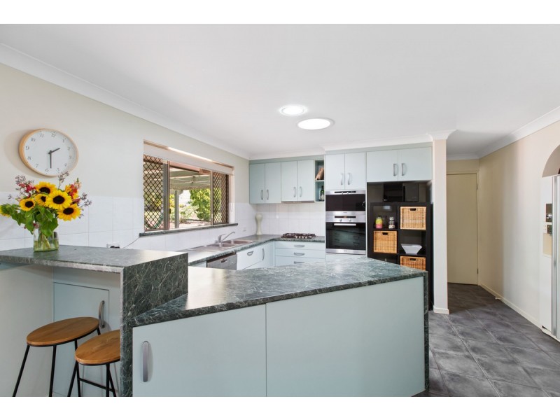 2 Banksia Street, Redland Bay QLD 4165