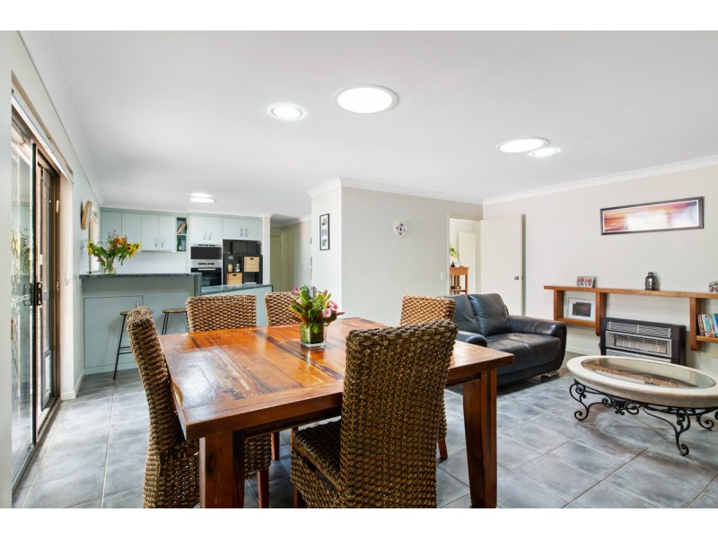 2 Banksia Street, Redland Bay QLD 4165