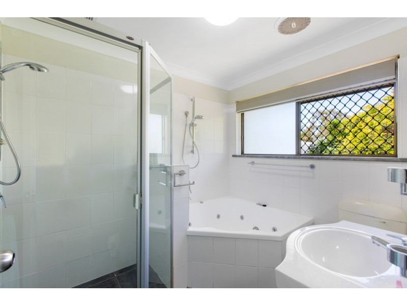 2 Banksia Street, Redland Bay QLD 4165