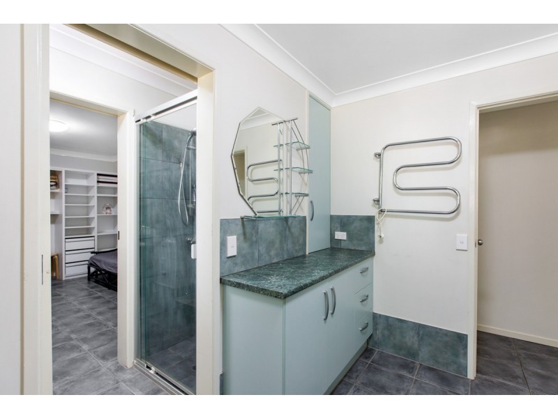 2 Banksia Street, Redland Bay QLD 4165