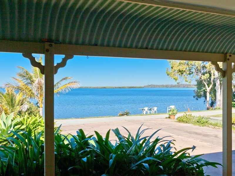 8 Waterfront Easement, Redland Bay QLD 4165