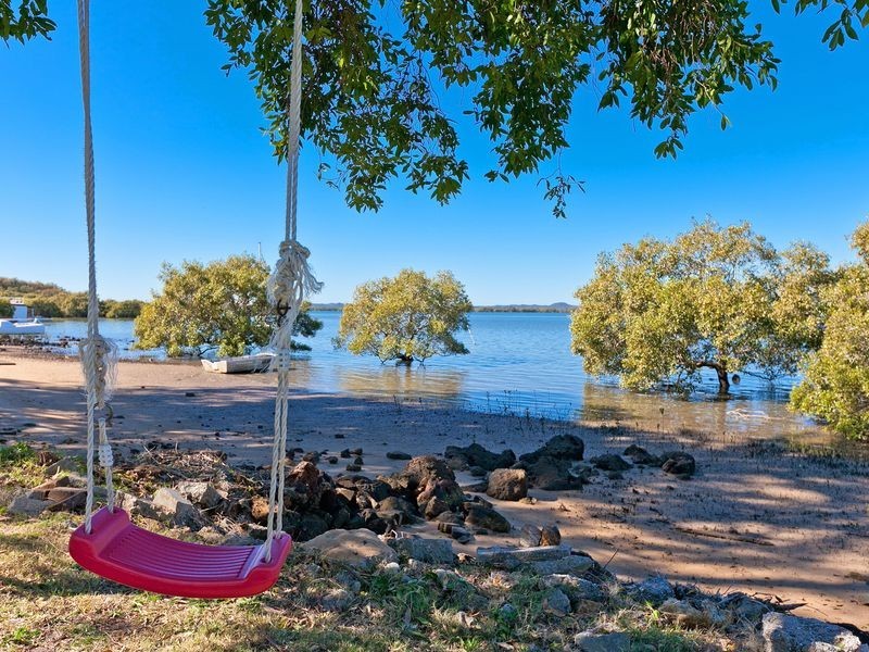 8 Waterfront Easement, Redland Bay QLD 4165