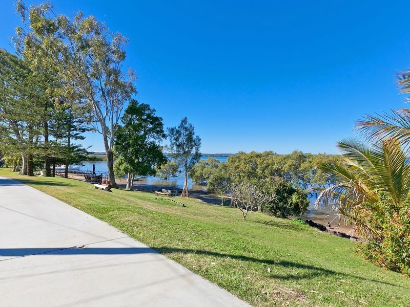 8 Waterfront Easement, Redland Bay QLD 4165