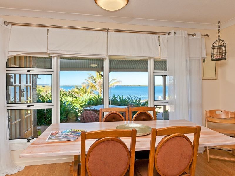 8 Waterfront Easement, Redland Bay QLD 4165