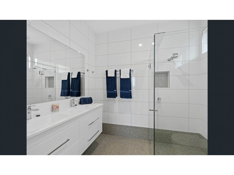 17 Bay Drive, Russell Island QLD 4184