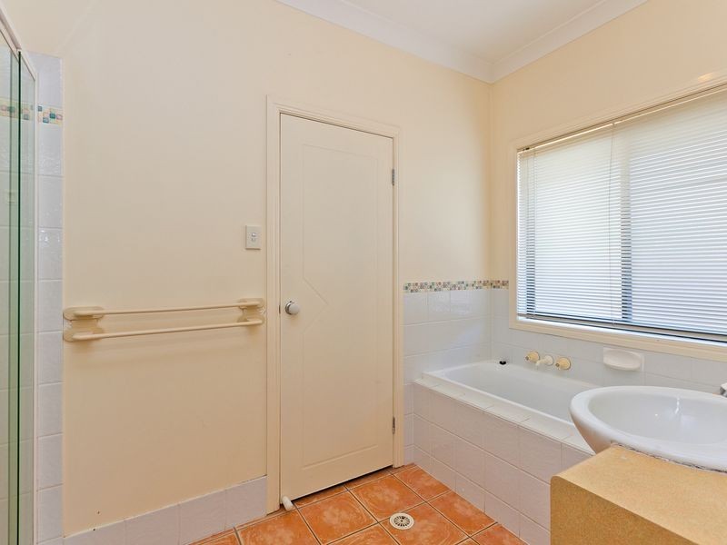 1/27 Parakeet Street, Birkdale QLD 4159