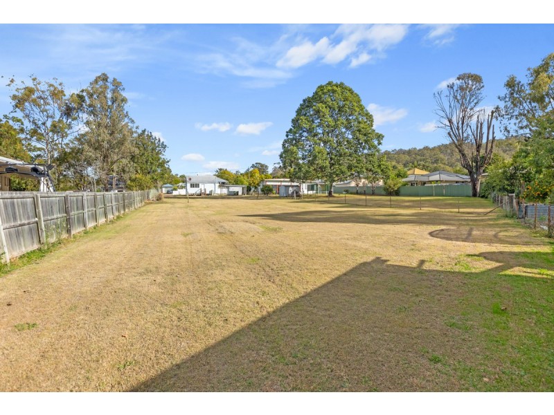 13 Barbour Street, Esk QLD 4312