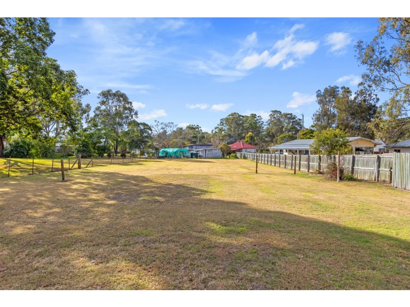 13 Barbour Street, Esk QLD 4312