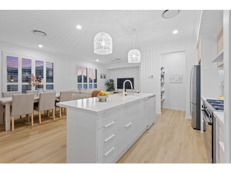 27 Radiance Crescent, Thornlands QLD 4164