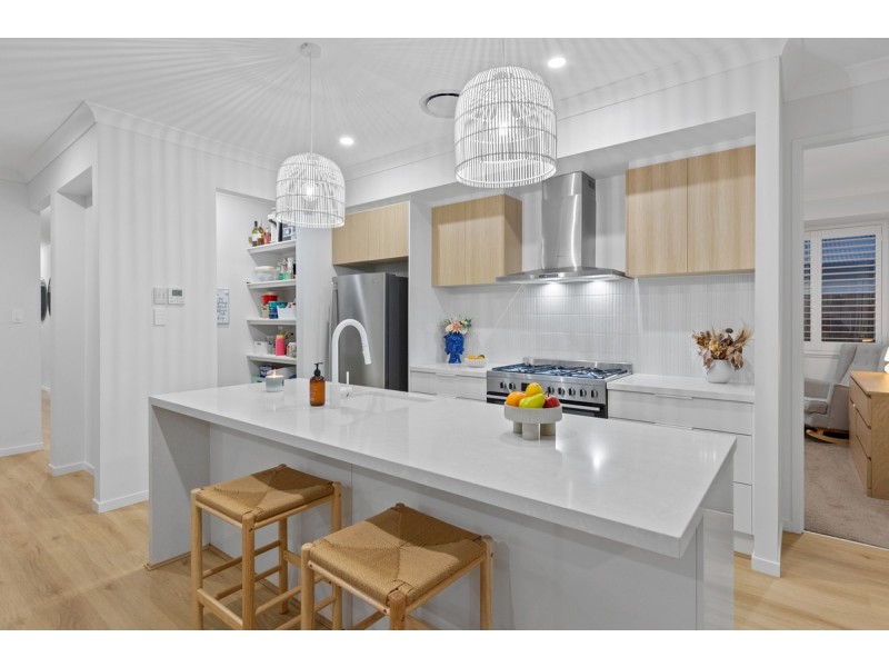 27 Radiance Crescent, Thornlands QLD 4164