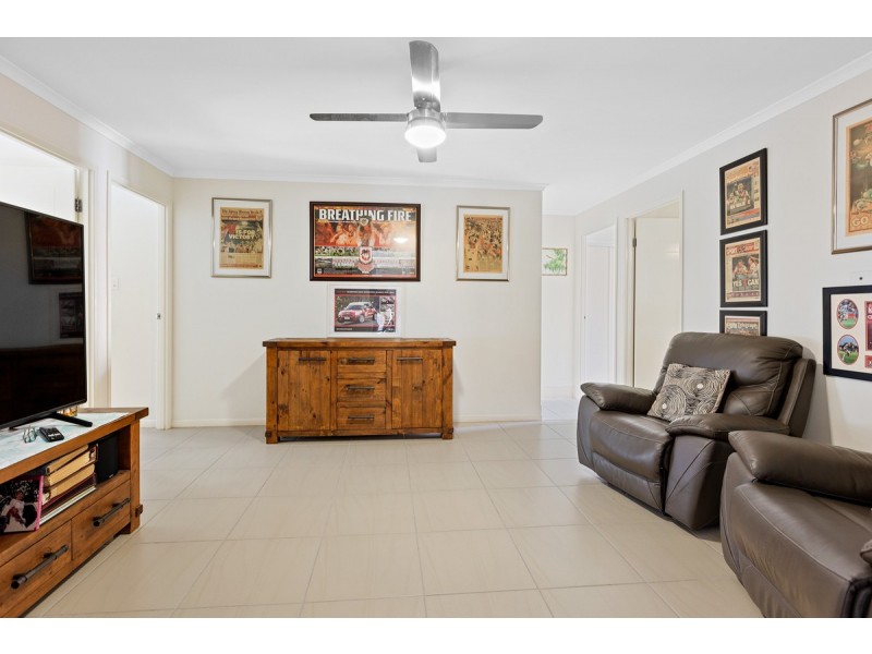 20 Magnetic Place, Redland Bay QLD 4165