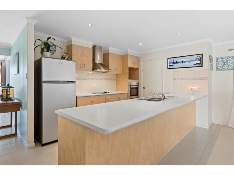 20 Magnetic Place, Redland Bay QLD 4165