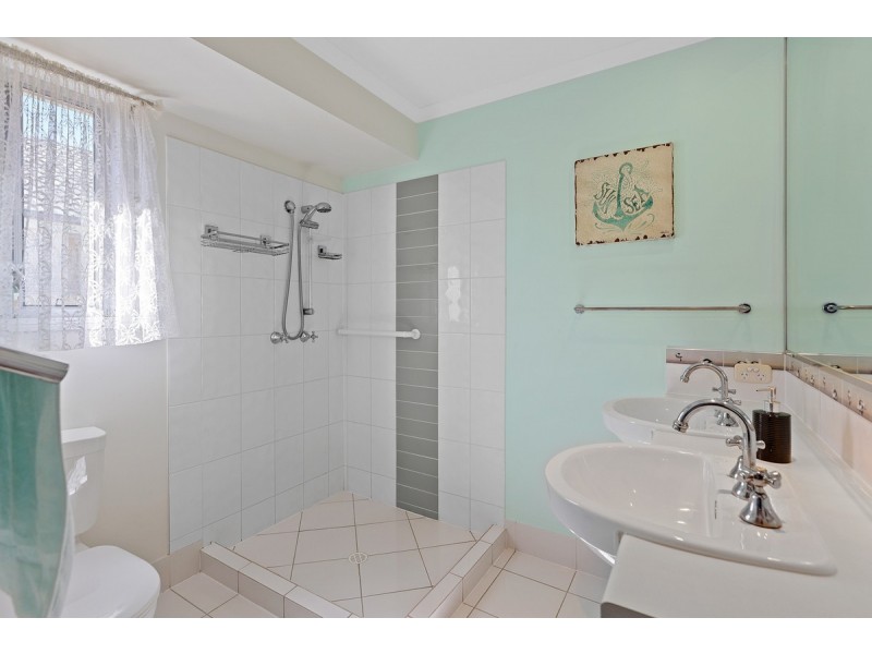 20 Magnetic Place, Redland Bay QLD 4165