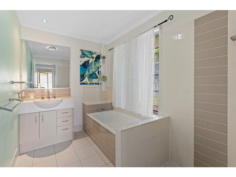 20 Magnetic Place, Redland Bay QLD 4165