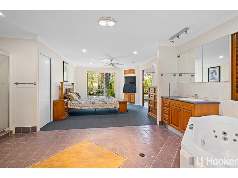 2 Kalmia Drive, Redland Bay QLD 4165