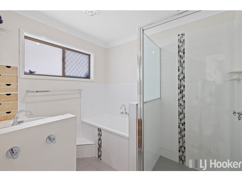 2 Kalmia Drive, Redland Bay QLD 4165