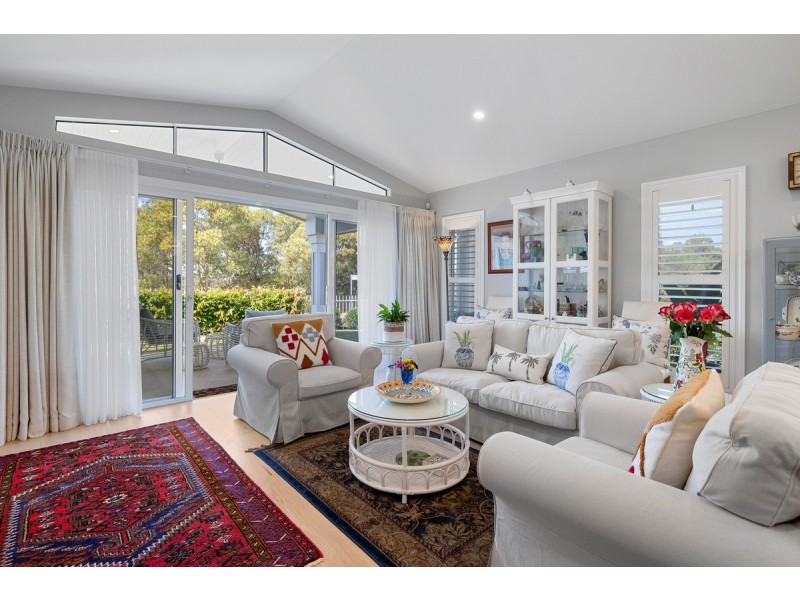 1 Jake Circuit, Redland Bay QLD 4165