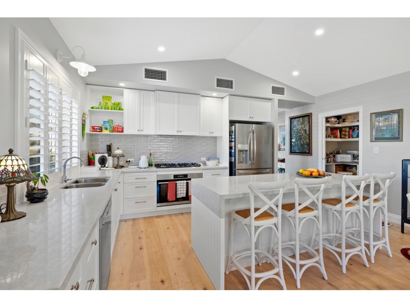 1 Jake Circuit, Redland Bay QLD 4165