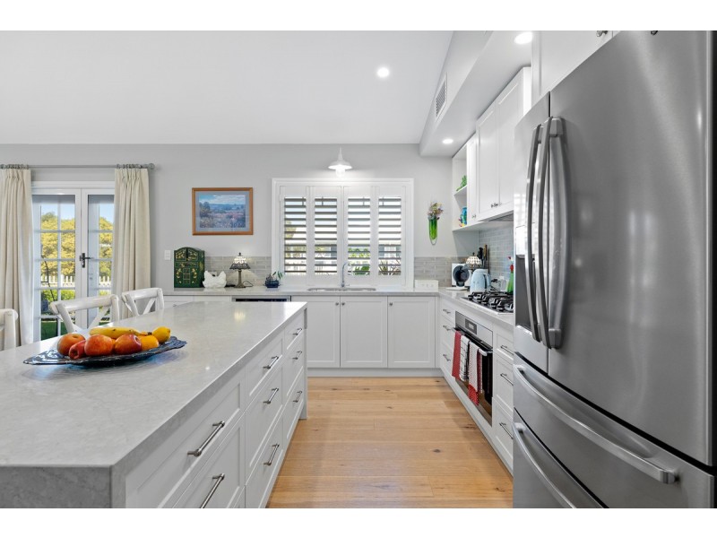 1 Jake Circuit, Redland Bay QLD 4165