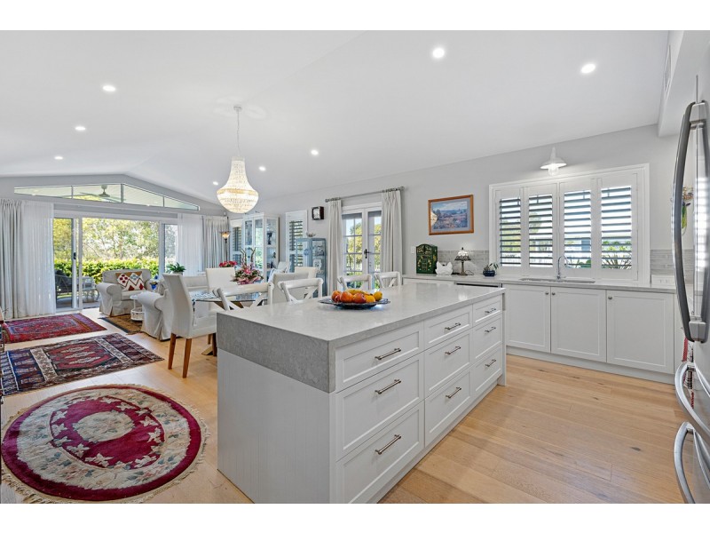 1 Jake Circuit, Redland Bay QLD 4165