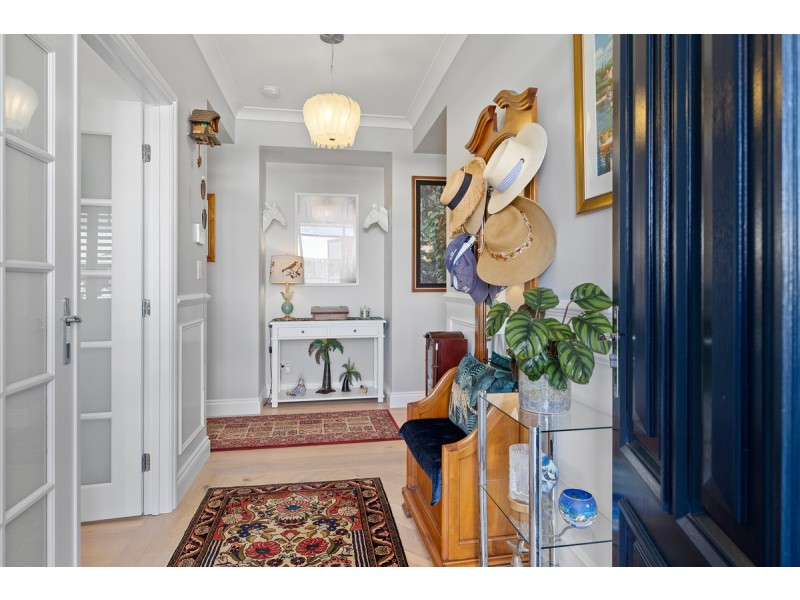 1 Jake Circuit, Redland Bay QLD 4165