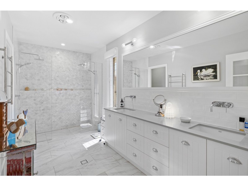 1 Jake Circuit, Redland Bay QLD 4165