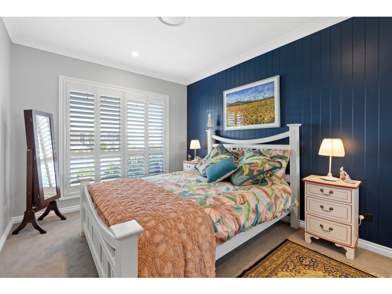 1 Jake Circuit, Redland Bay QLD 4165