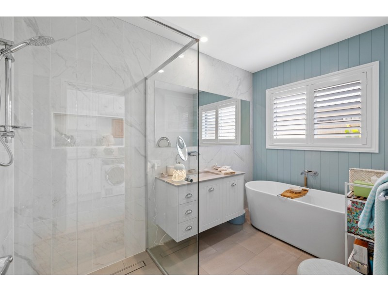 1 Jake Circuit, Redland Bay QLD 4165