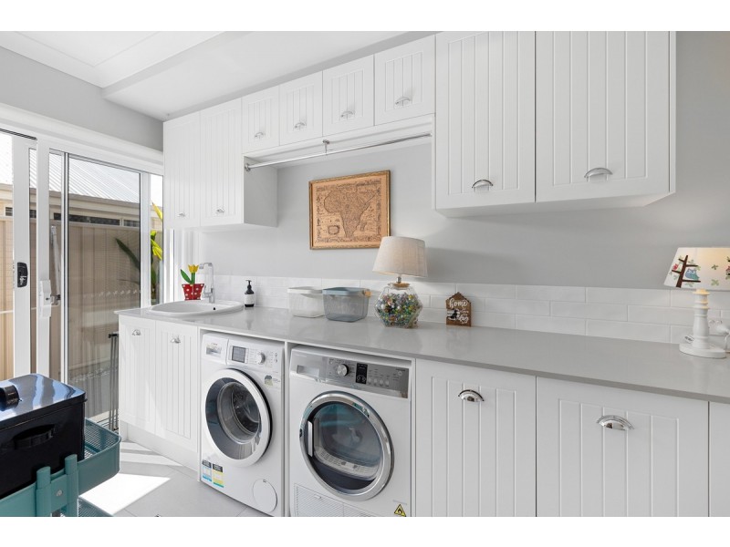 1 Jake Circuit, Redland Bay QLD 4165