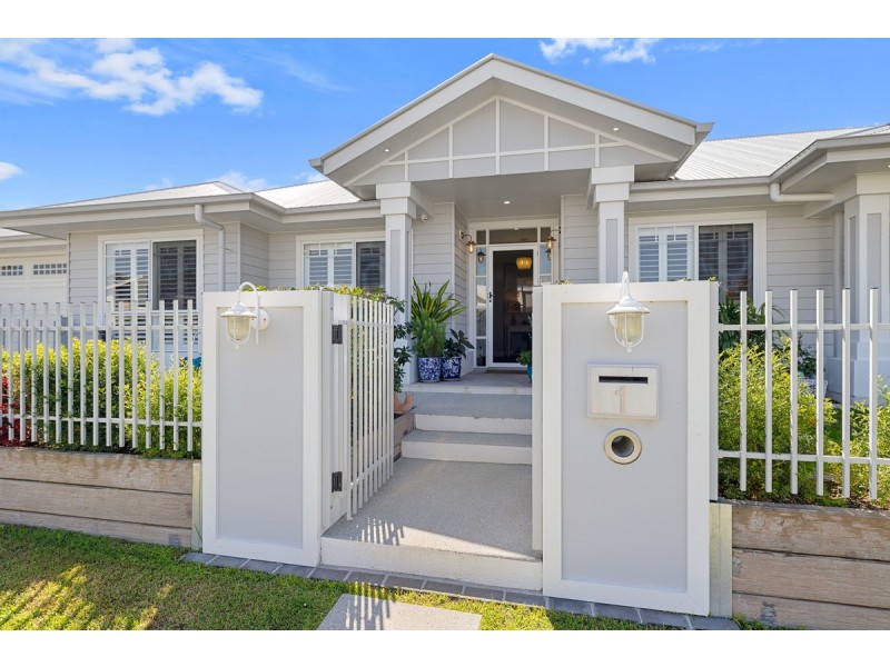 1 Jake Circuit, Redland Bay QLD 4165