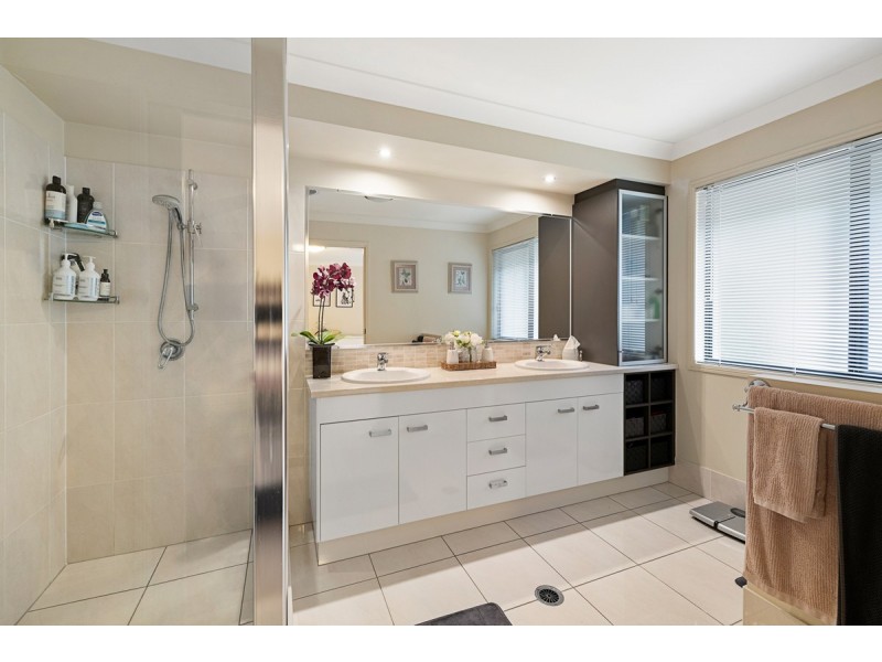 8 Cypress Street, Heathwood QLD 4110