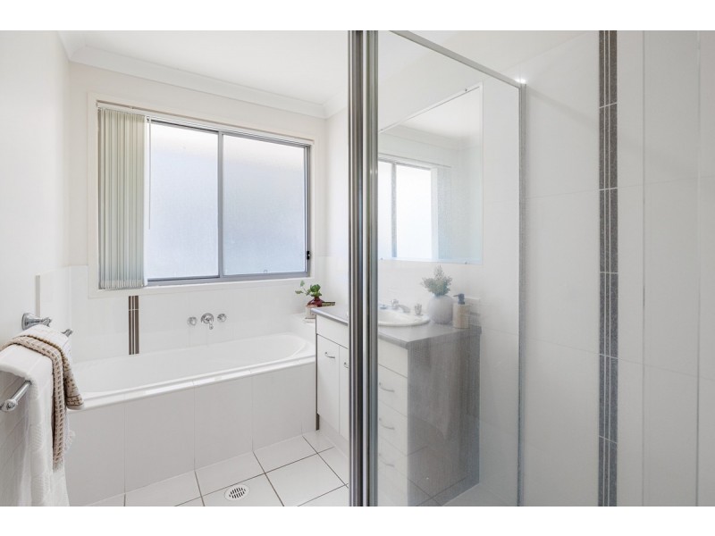 10 Green Place, Redland Bay QLD 4165