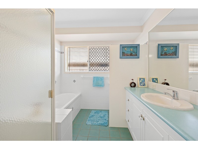 16 Vera Street, Redland Bay QLD 4165