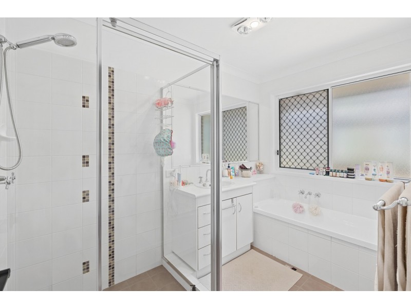 11 Scampi Place, Redland Bay QLD 4165