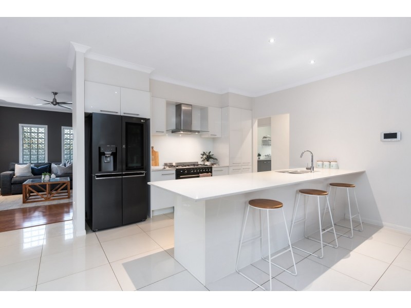 105 Thomas Macleod Avenue, Sinnamon Park QLD 4073