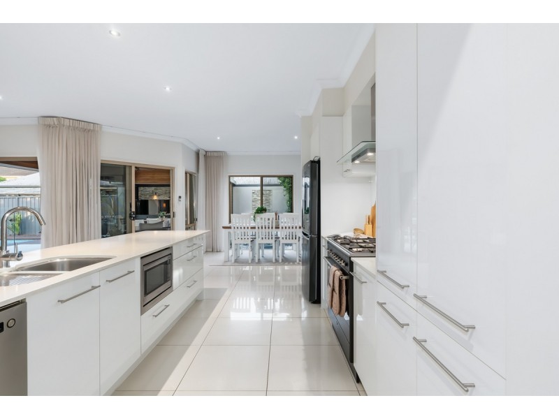 105 Thomas Macleod Avenue, Sinnamon Park QLD 4073