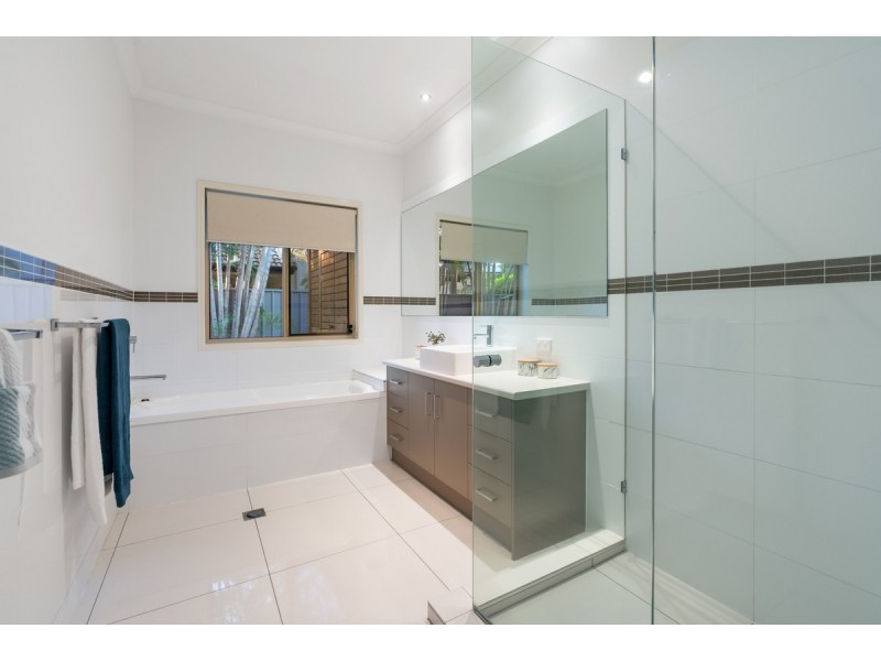 105 Thomas Macleod Avenue, Sinnamon Park QLD 4073