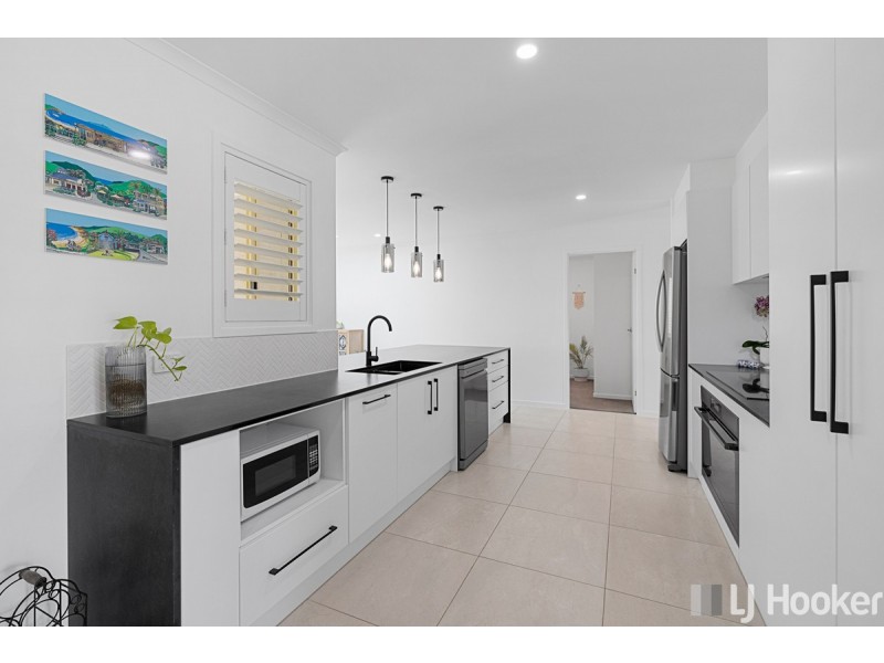 11 Pinelands Circuit, Redland Bay QLD 4165