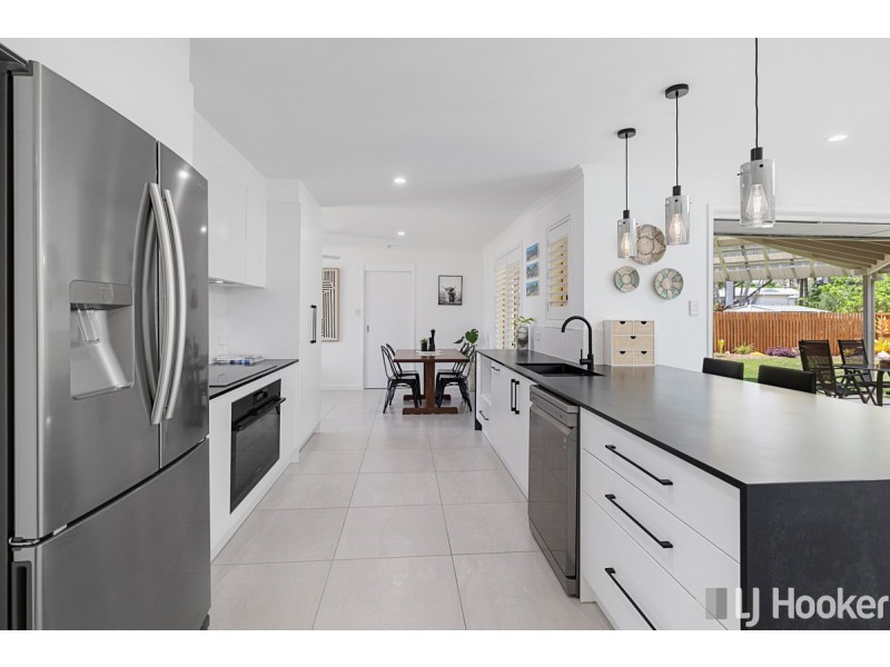 11 Pinelands Circuit, Redland Bay QLD 4165