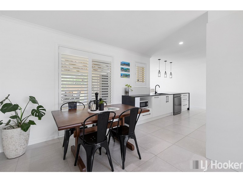 11 Pinelands Circuit, Redland Bay QLD 4165