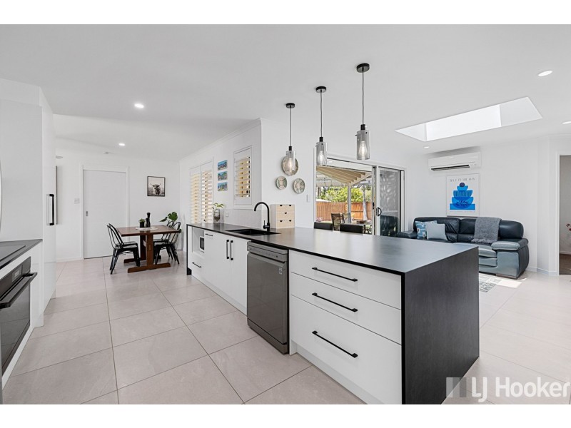 11 Pinelands Circuit, Redland Bay QLD 4165