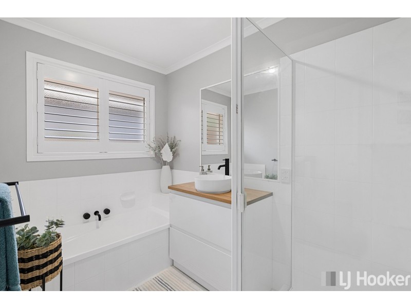 11 Pinelands Circuit, Redland Bay QLD 4165