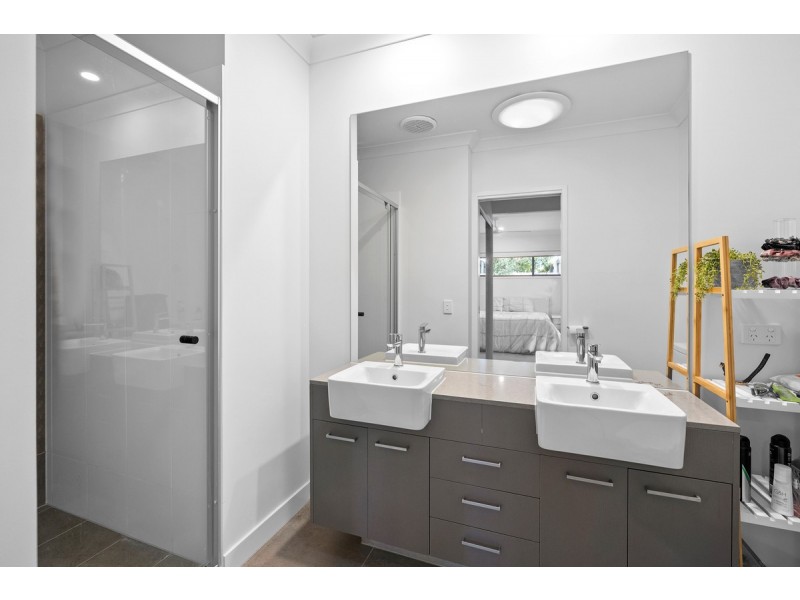 7 Bridgewater Crescent, Redland Bay QLD 4165